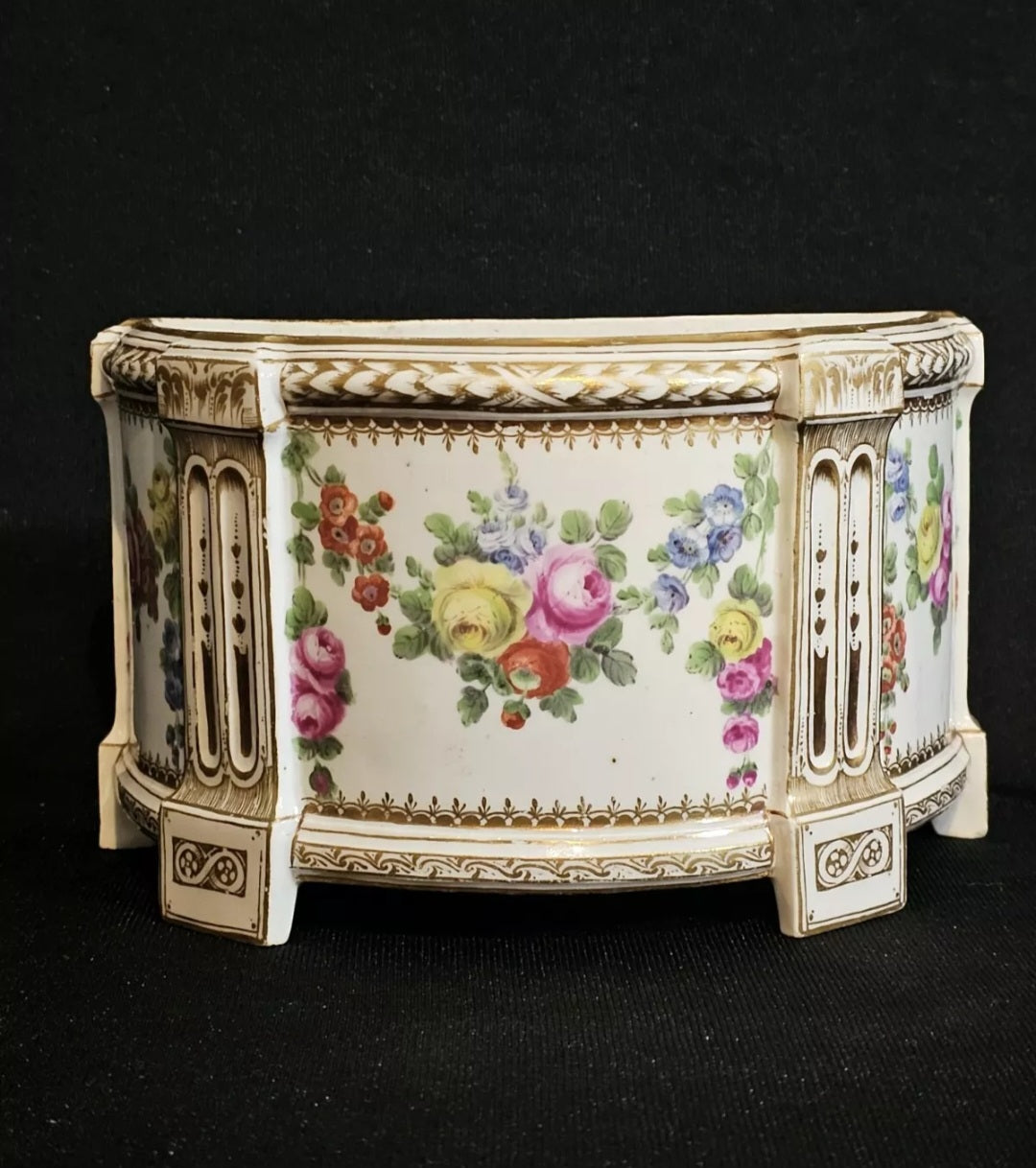 An Antique Late 18thC Paris Porcelain Brough Pot.