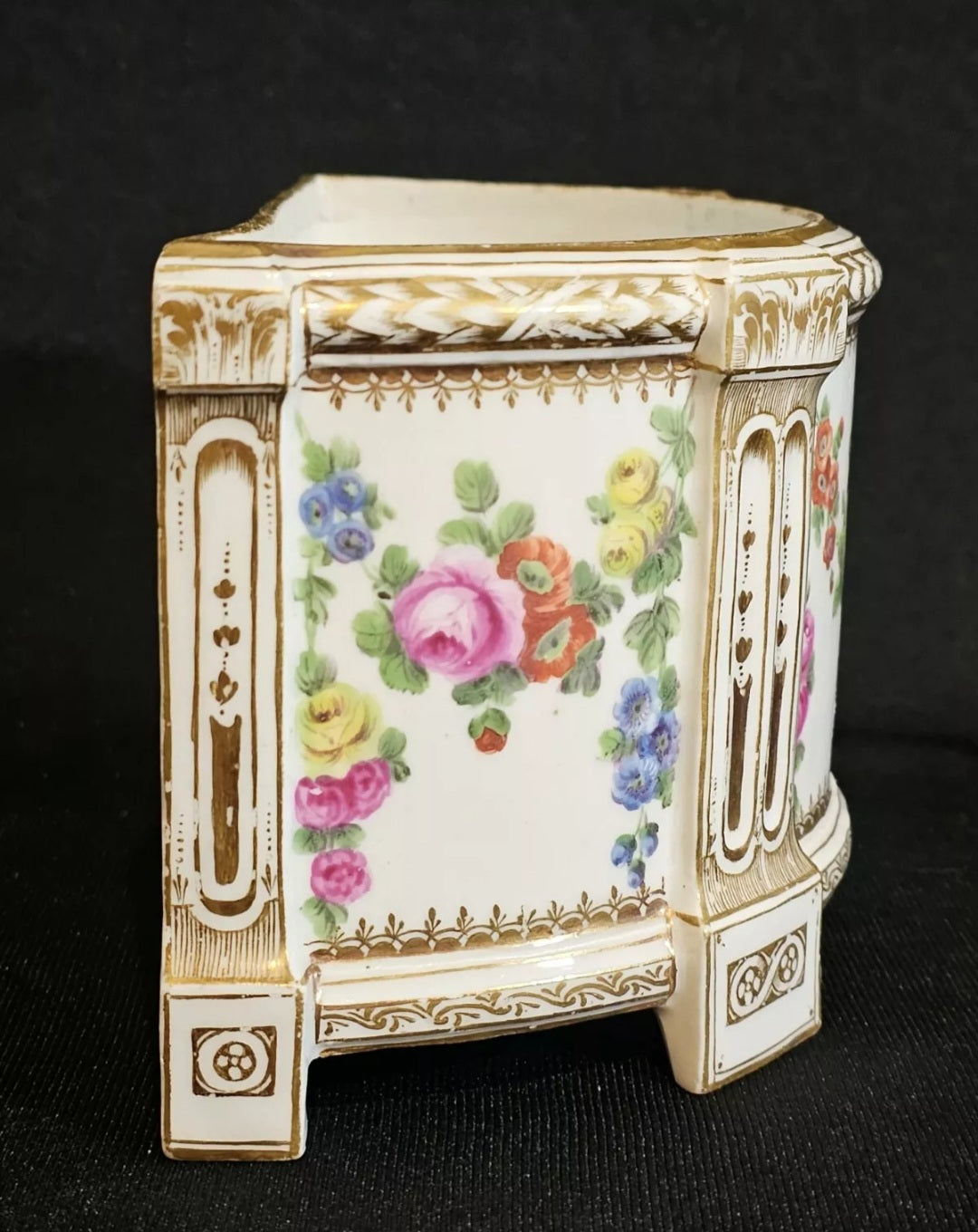 An Antique Late 18thC Paris Porcelain Brough Pot.