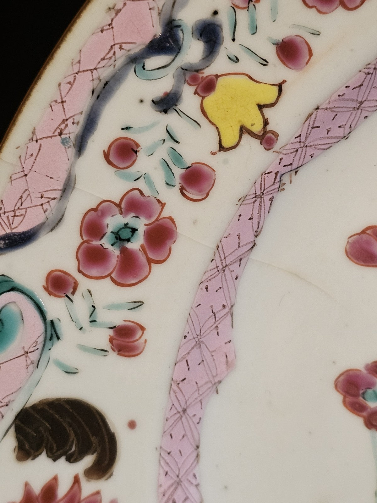 An 18thC Qianlong Chinese Porcelain Plate, Hand Painted & Enamelled