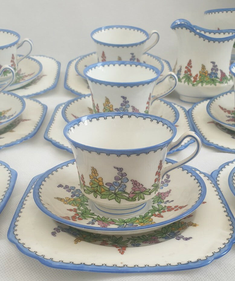 A New Chelsea bone china floral Kirby pattern tea service, mid 20th c,