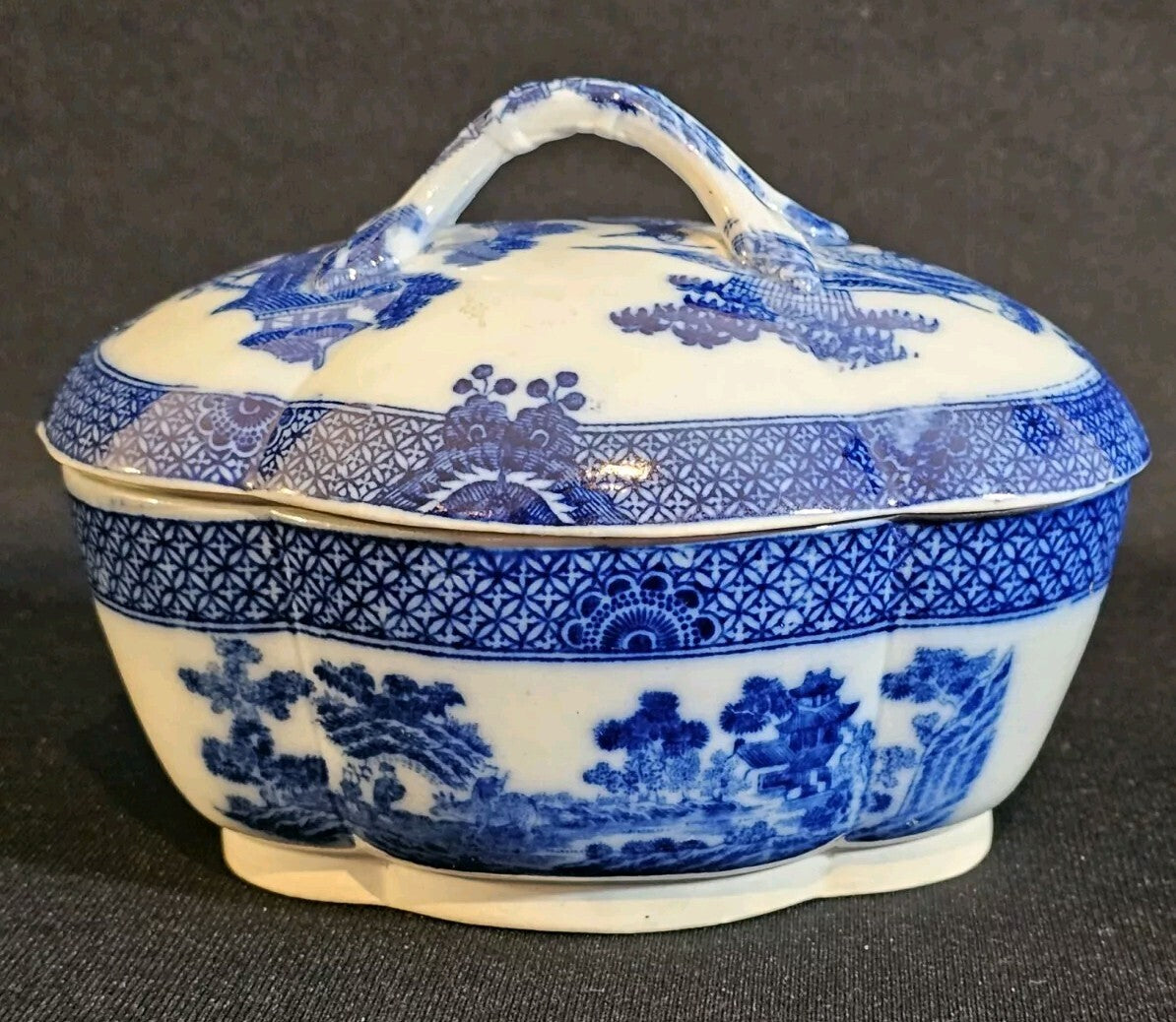 An Oval Underglaze Blue Printed Pearlware Sauce Tureen and Cover, C1800-10