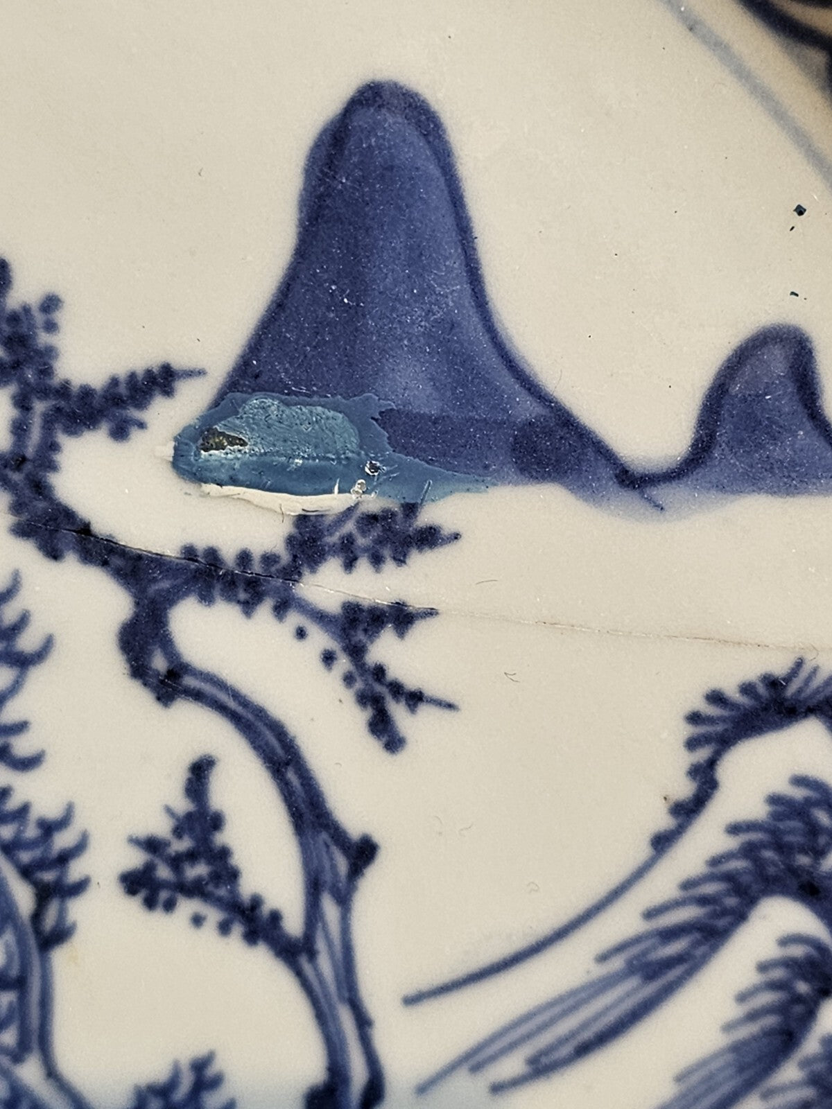 An 18thc Octagonal Shaped Chinese Export blue and White Plate, Hand Painted