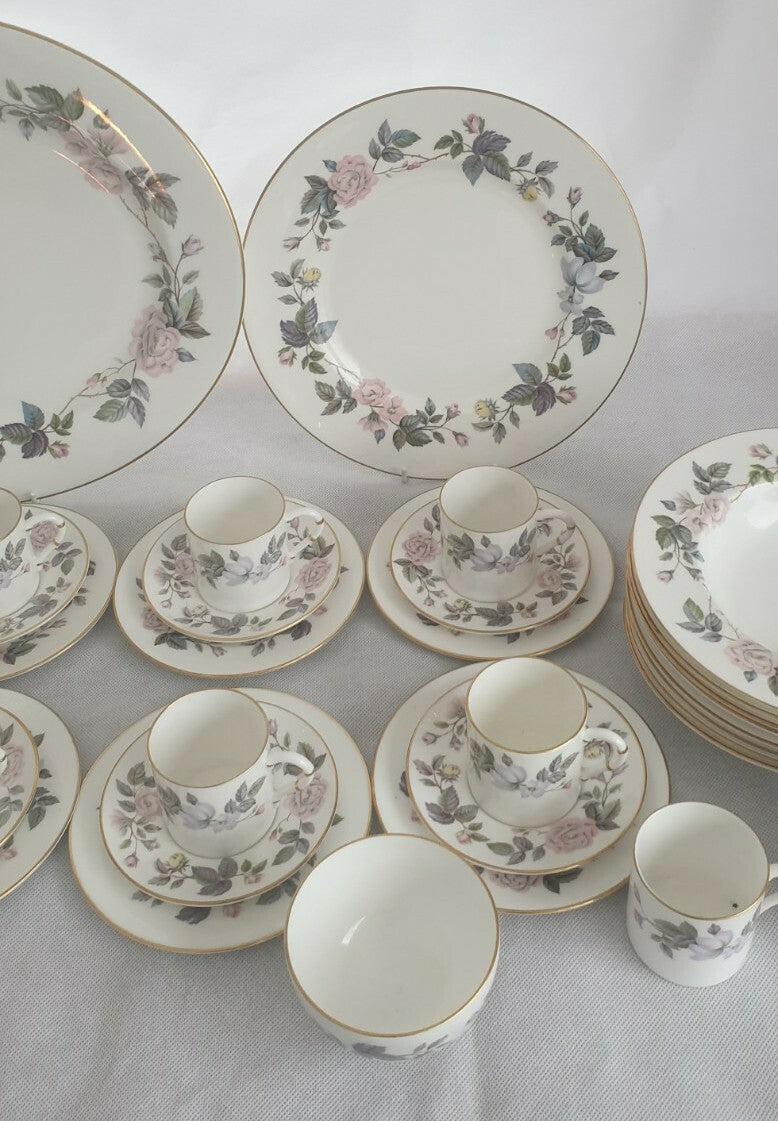 A Royal Worcester bone china June Garland pattern  dinner service