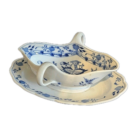 An Antique Meissen Blue and White Onion Pattern Porcelain Gravy Boat