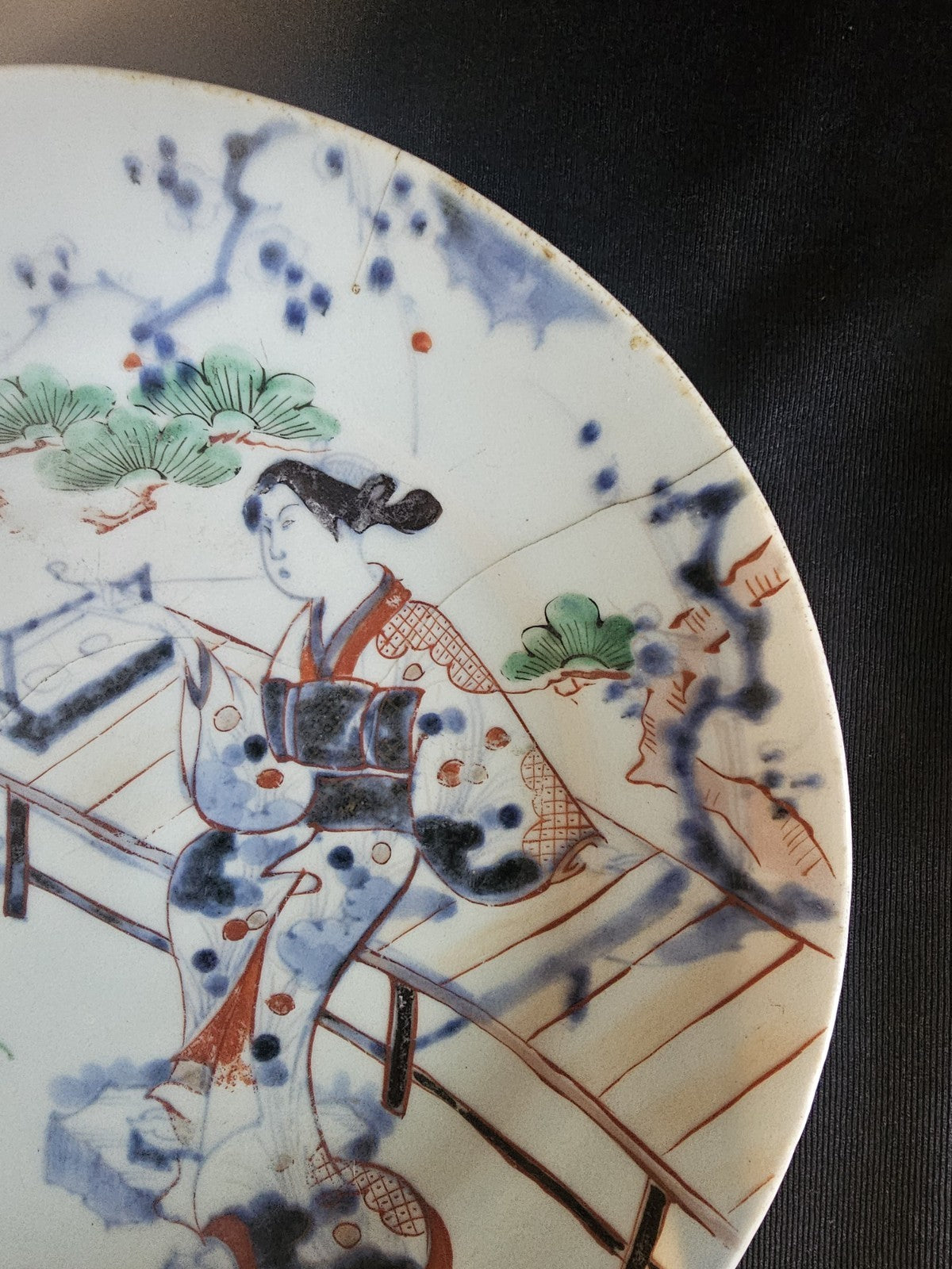 A Pair of Japanese Imari Dishes, Edo Period, 18th c, Hand Painted with Bijin,
